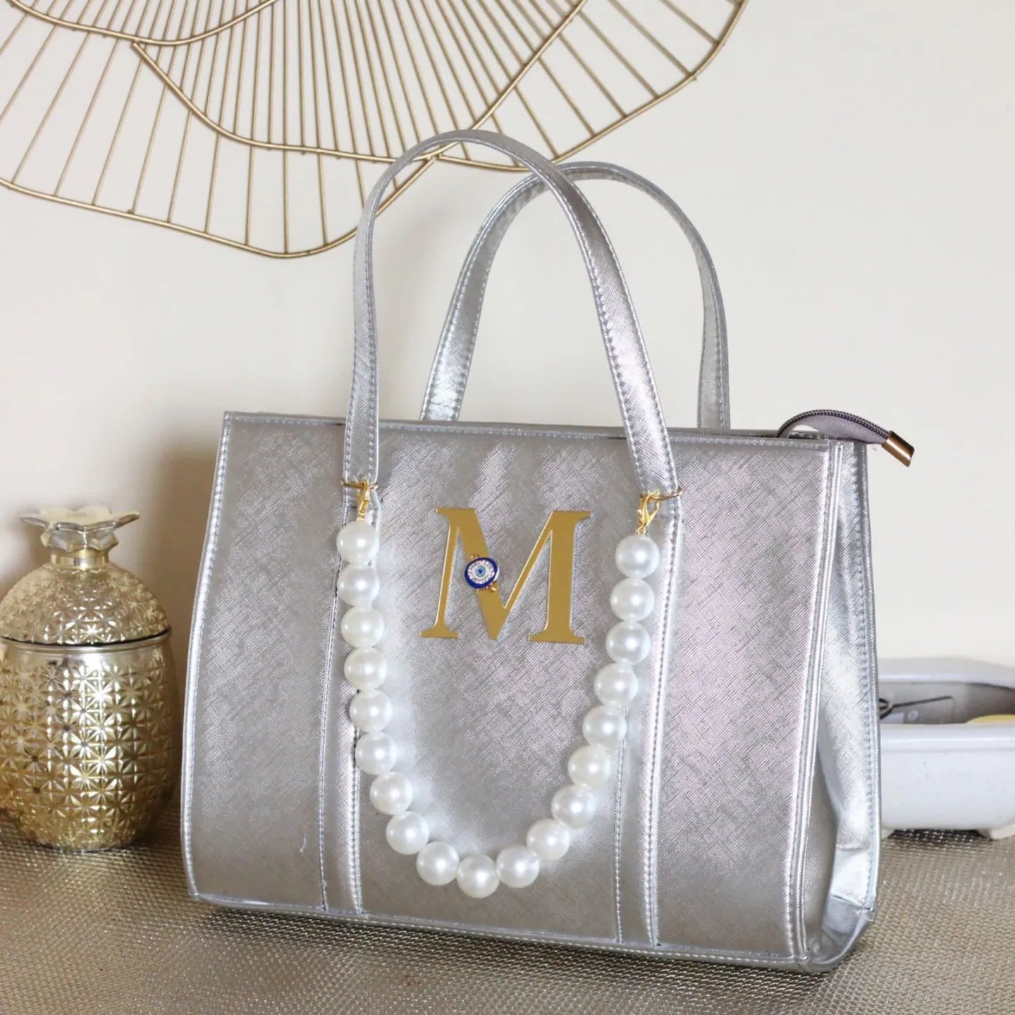 METALLIC TOTE BAGS WITH INITIALS TUCK IN JUTTI